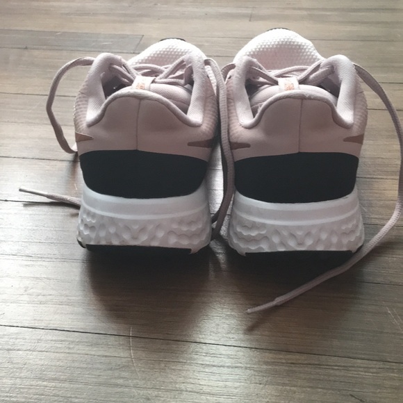 Women’s pink nike shoes. - Picture 3 of 5